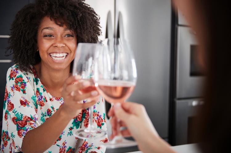 Nada de frescura: vinho rosé é ideal para ocasiões leves (mas também entra em eventos elegantes)