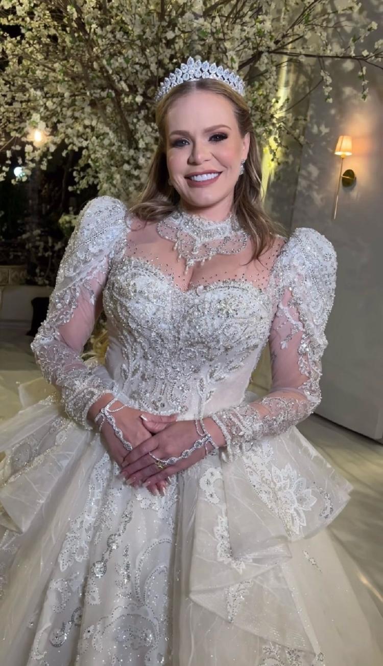 Vestido da ex-BBB Paulinha Leitte em cerimônia de casamento