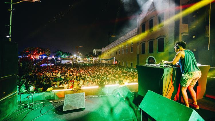 A DJ Pö ferve a pista em apresentação com misturas de kuduro, funk, footwork e dancehall, no Rec-Beat 2024