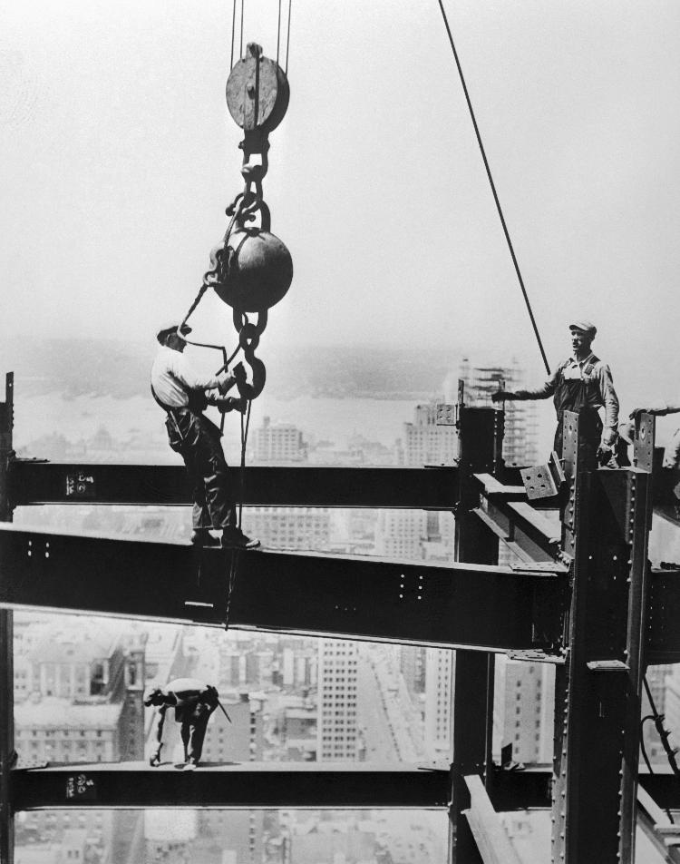Trabalhador pendurado na construção da estrutura de aço do Empire State Building, onde ficava o antigo Waldorf Astoria