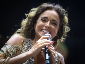 Daniela Mercury arremessa banco durante show e gera polêmica