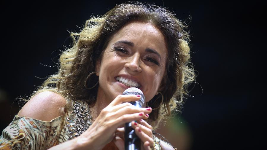 Daniela Mercury arremessa banco em show