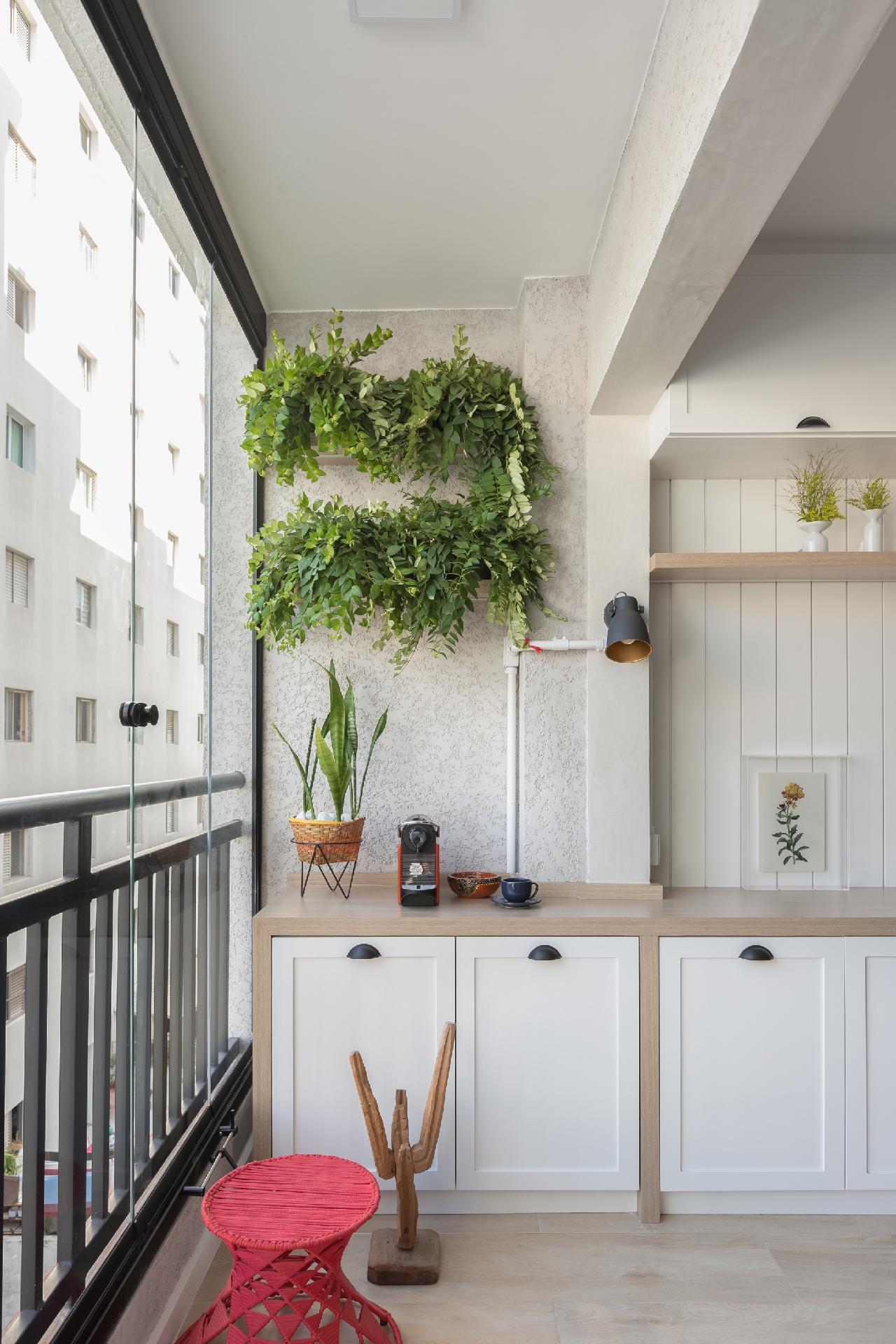 Na pequena varanda, um cantinho do café se formou e tem plantas ao redor. "Retiramos as portas que dividiam a varanda para melhorar o fluxo". - Monica Assan/Divulgação