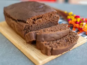 Tem banana estragando em casa? Faça este bolo com chocolate e sem farinha