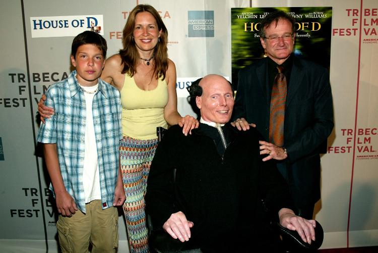 Will, Dana e Christopher Reeve posam para foto com Robin Williams em uma estreia de filme em maio de 2004