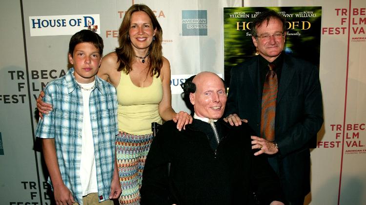 Will, Dana e Christopher Reeve posam para foto com Robin Williams em uma estreia de filme em maio de 2004