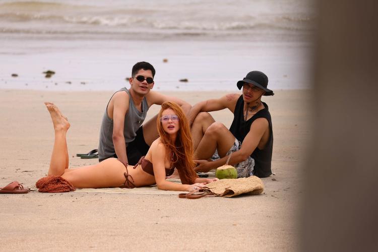 Marina Ruy Barbosa curte praia com amigos