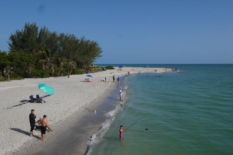 A praia de Blind Pass Beach: fique de olho nos golfinhos A praia de Blind Pass Beach: fique de olho nos golfinhos