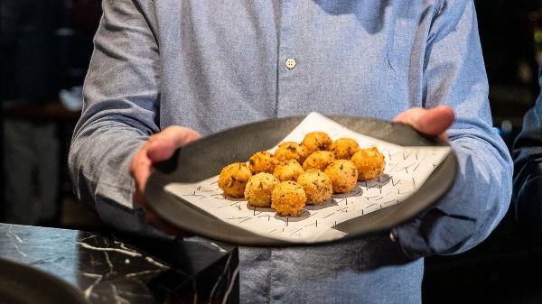 Bolinhos da Sustineri Piscis, preparados com carne de pescado de cultivo celular Bolinhos da Sustineri Piscis, preparados com carne de pescado de cultivo celular