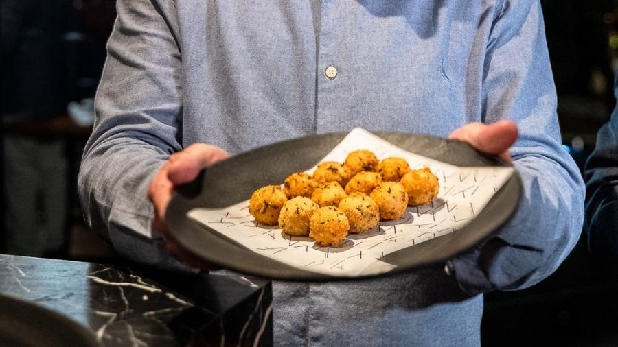 Bolinhos da Sustineri Piscis, preparados com carne de pescado de cultivo celular