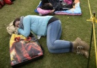 Participante da Comic-Con dorme na fila para tentar uma vaga no Hall H - ROBYN BECK/AFP