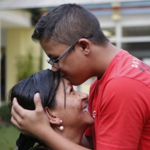 O adolescente com síndrome de Down Geanderson Ferreira da Silva, de 13 anos, beija a mãe, Silvana Ozelia - Junior Lago/UOL - Junior Lago/UOL