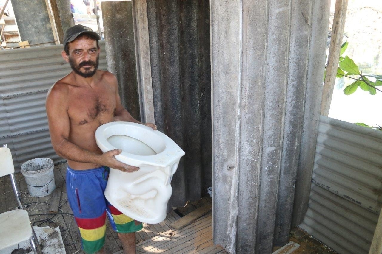 18.set.2015 - Moisés Cavalcanti improvisa banheiros para oferecer a espectadores no Rock in Rio - Zulmair Rocha/UOL