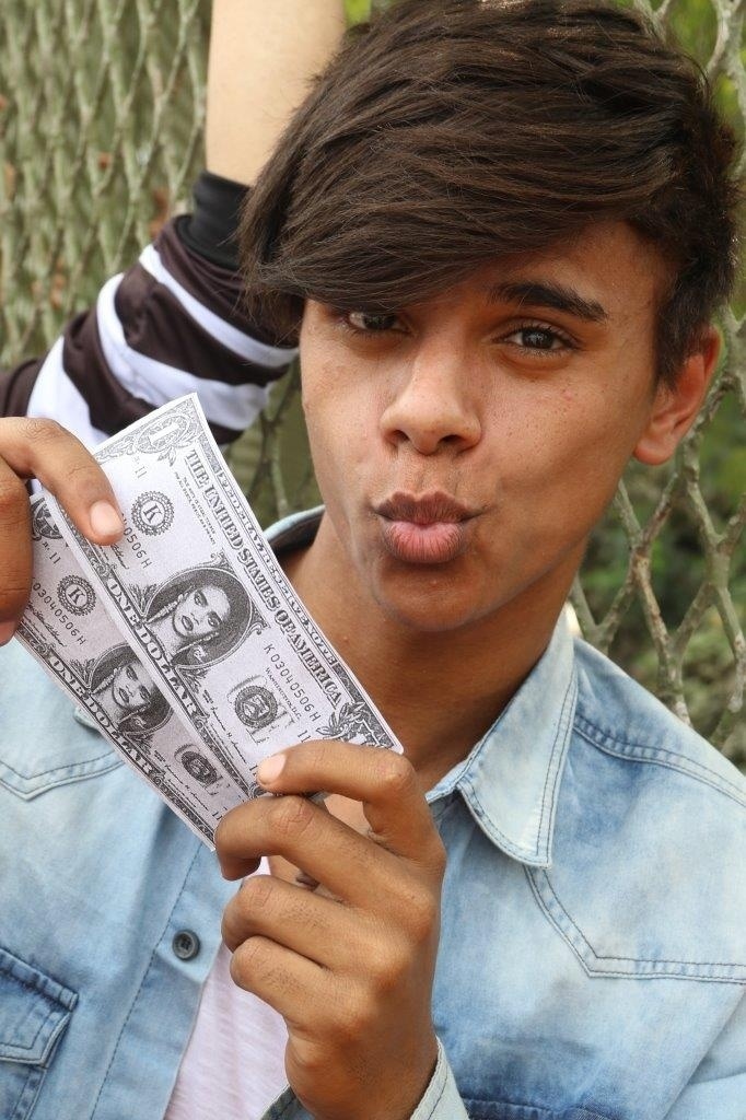26.set.2015 - Elias Oliveira, 24, de Juiz de Fora (MG), também levou suas notas com o rosto da cantora Rihanna para o Rock in Rio 2015 - Zulmair Rocha/UOL