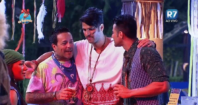 02.out.2015 - Marcelo Bimbi pouco antes de beijar a modelo Veridiana Freitas - Reprodução/Record