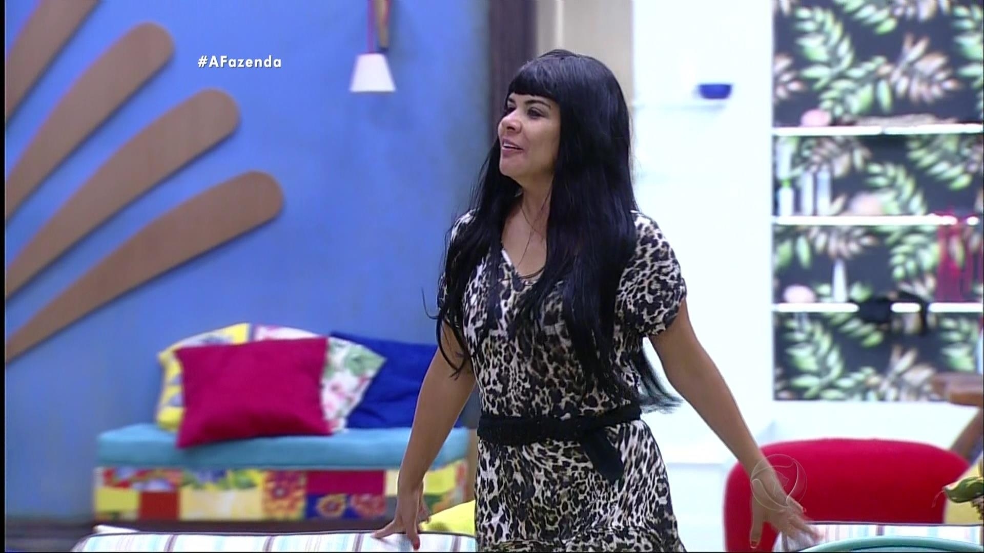 9.out.2015 - Mara Maravilha aparece usando peruca com corte de cabelo igual ao que usava nos anos 1980 - Reprodução/Record