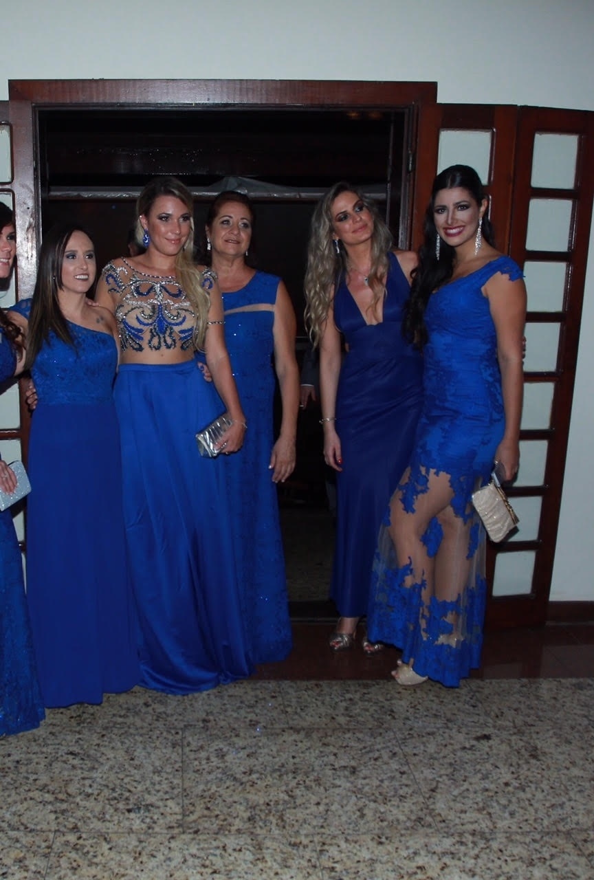 12.nov.2015 - Madrinhas do casamento de Diego e Fran usam azul. A ex-BBB Marien, participante do "BBB13" foi uma das escolhidas para amadrinhar o casal - Marcello Sá Barretto/AgNews