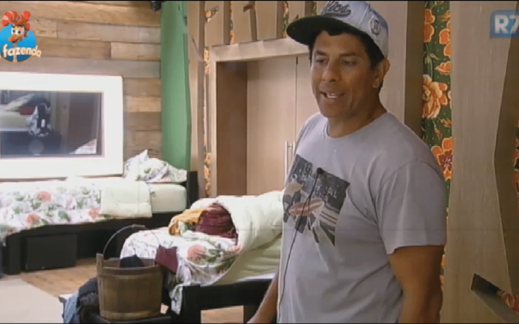 19.nov.2015 - Após ser delegado como o responsável pelas aves, Luka Ribeiro avisa: "Se não der certo eu vou virar as costas e subir" - Reprodução/Record