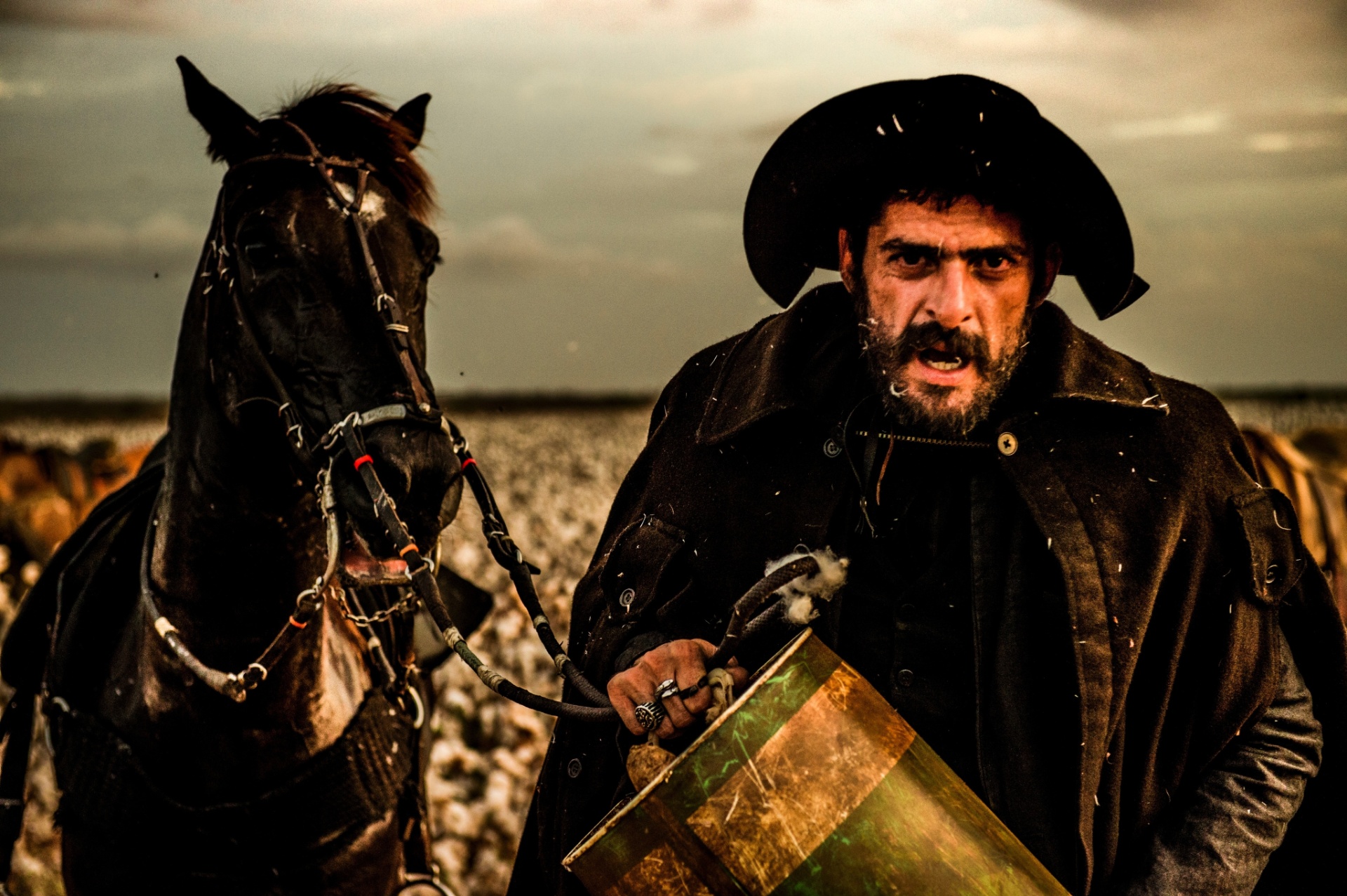 O ator Julio Machado, na pele do personagem Clemente, durante gravação em Baraúna (RN) para a nova novela das 21h da Globo, "Velho Chico" - Globo/Caiuá Franco