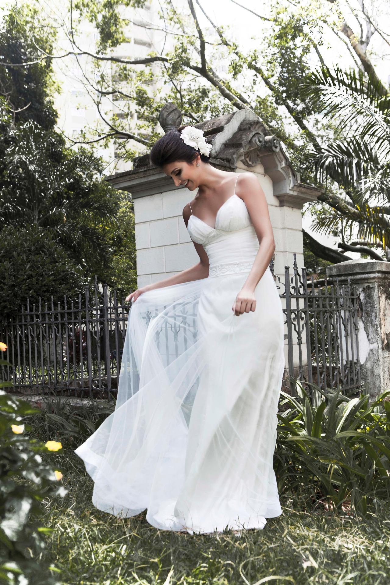 Vestido em tule italiano com forro em seda fluída com detalhe de urinol na barra, da Danielle Benício para Look At The Bride. Preço: R$ 8.125. Informações: www.lookatthebride.com.br - Divulgação