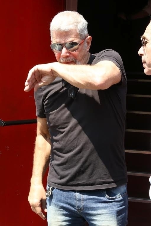 15.set.2016 - Bastante abalado, Raul Gazolla deixa o velório no teatro Café Pequeno, no Leblon, zona sul do Rio - Roberto Filho/Brazil News