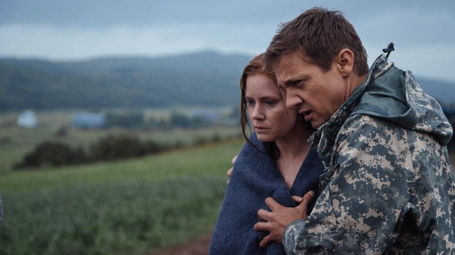 Amy Adams e Jeremy Renner em cena de "A Chegada", de Denis Villeneuve