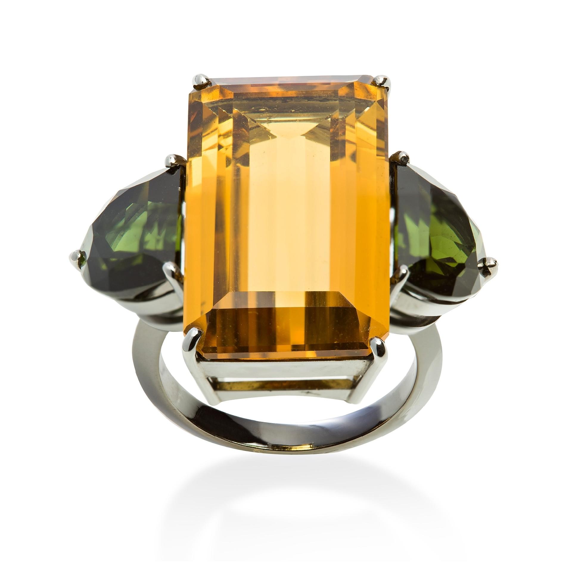 Anel Meia Luna Citrino e Turmalina Verde, de Jack Vartanian. "Esse citrino tem uma cor mais cheia, viva e dourada, menos óbvia", diz ele. A ideia era trazer o verde e o amarelo, cores da bandeira, em uma mesma peça. Preço: R$14.000 (valores consultados em dezembro de 2016) - Divulgação