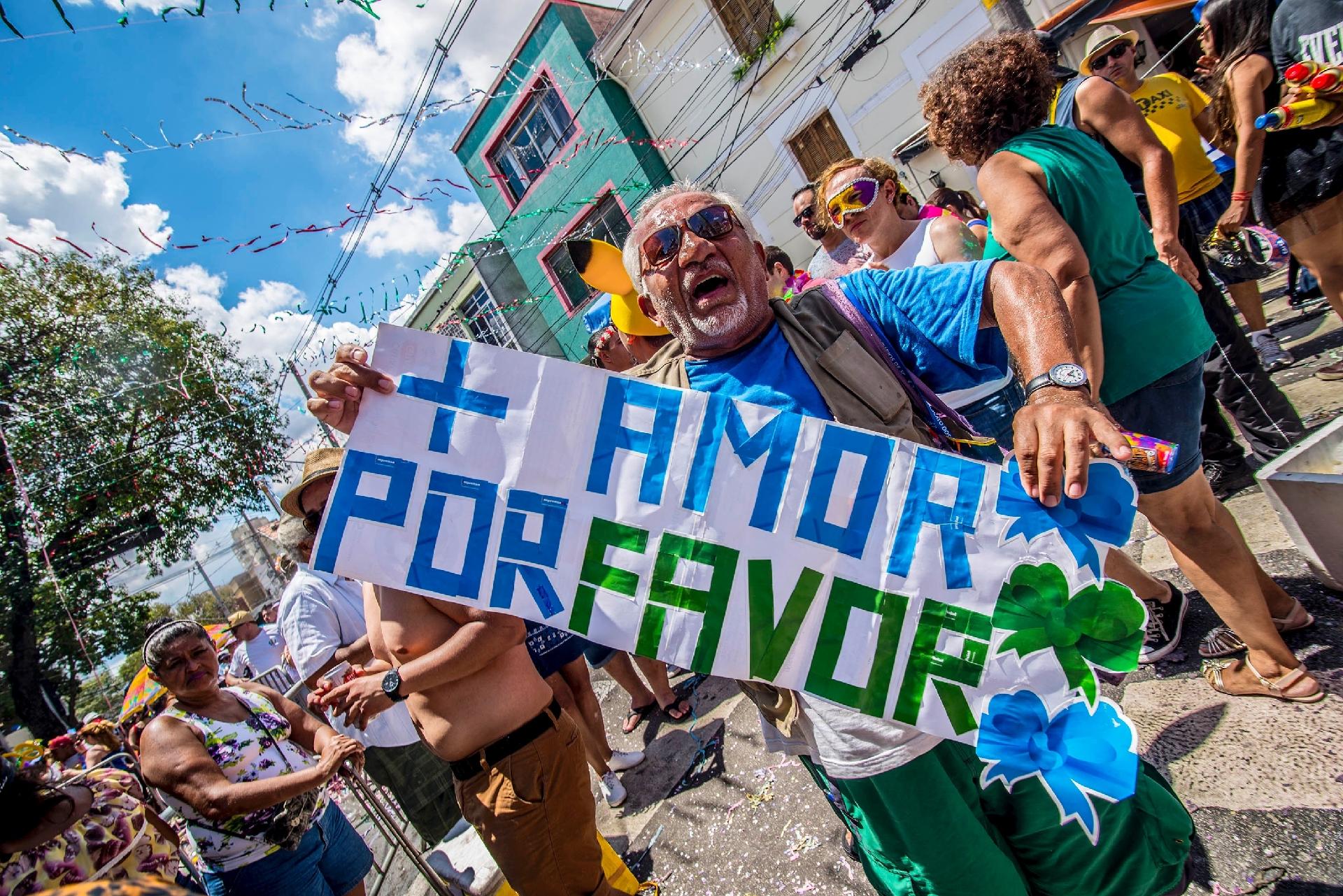 Carnavalesco pede mais amor durante desfile do "Bloco dos Esfarrapados" - CRIS FAGA/FOX PRESS PHOTO/ESTADÃO CONTEÚDO