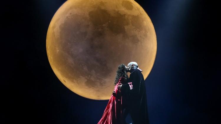 Claudia Ohana e Ney Latorraca em cena de "Vamp - O Musical" - Roberto Filho/Brazil News - Roberto Filho/Brazil News