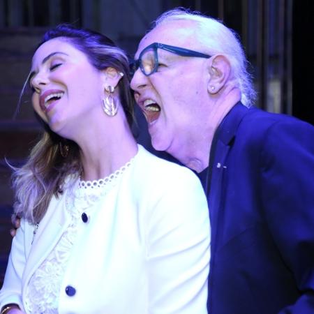 Atriz Guilhermina Guinle ganha "mordida" de Ney Latorraca na estreia de "Vamp - O Musical" - Roberto Filho/Brazil News - Roberto Filho/Brazil News