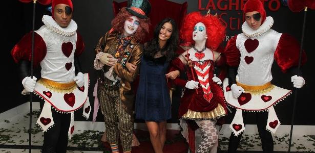 Marina Moschen posa com personagens da "Alice no País das Maravilhas" na festa de Isabella Santoni - Marcello Sá Barretto/Ag.News - Marcello Sá Barretto/Ag.News