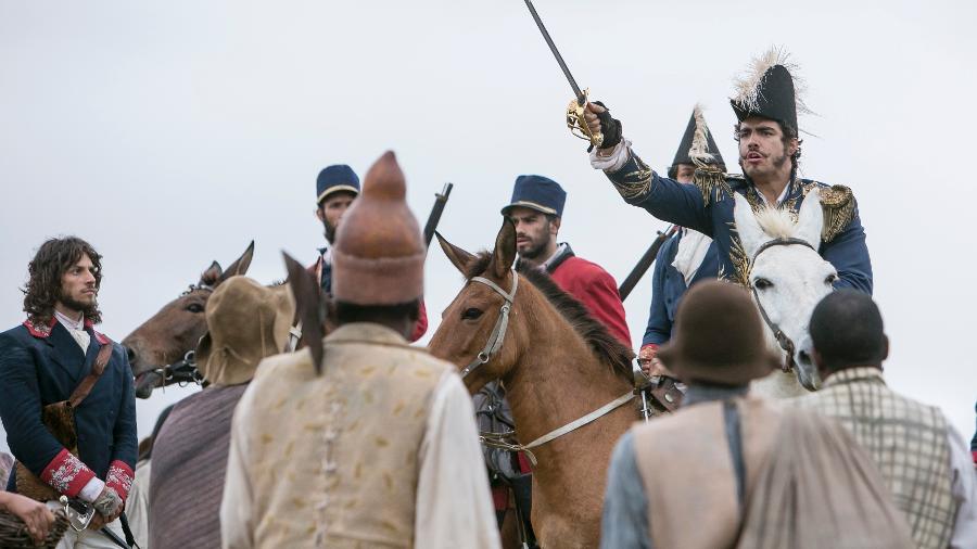 Dom Pedro (Caio Castro) declara a independência do Brasil na novela "Novo Mundo", da TV Globo