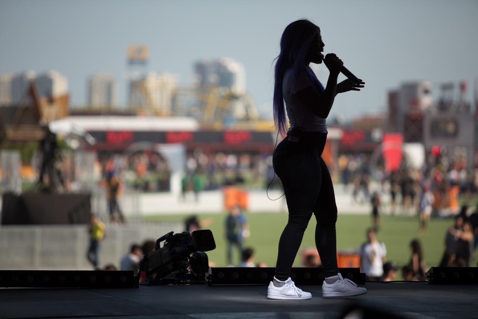 Passagem de som da vocalista do DJ inglês SG Lewis, que abriu o Palco Sunset no primeiro dia do Rock in Rio 2017 - Marcos Hermes/UOL