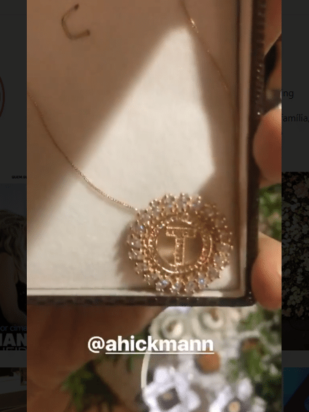 Ticiane mostra colar dado por Hickman - Reprodução/Instagram - Reprodução/Instagram