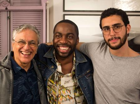 Caetano Veloso e seu filho, Zeca Veloso, com Lázaro Ramos, apresentador do programa "Espelho" - Divulgação/Canal Brasil