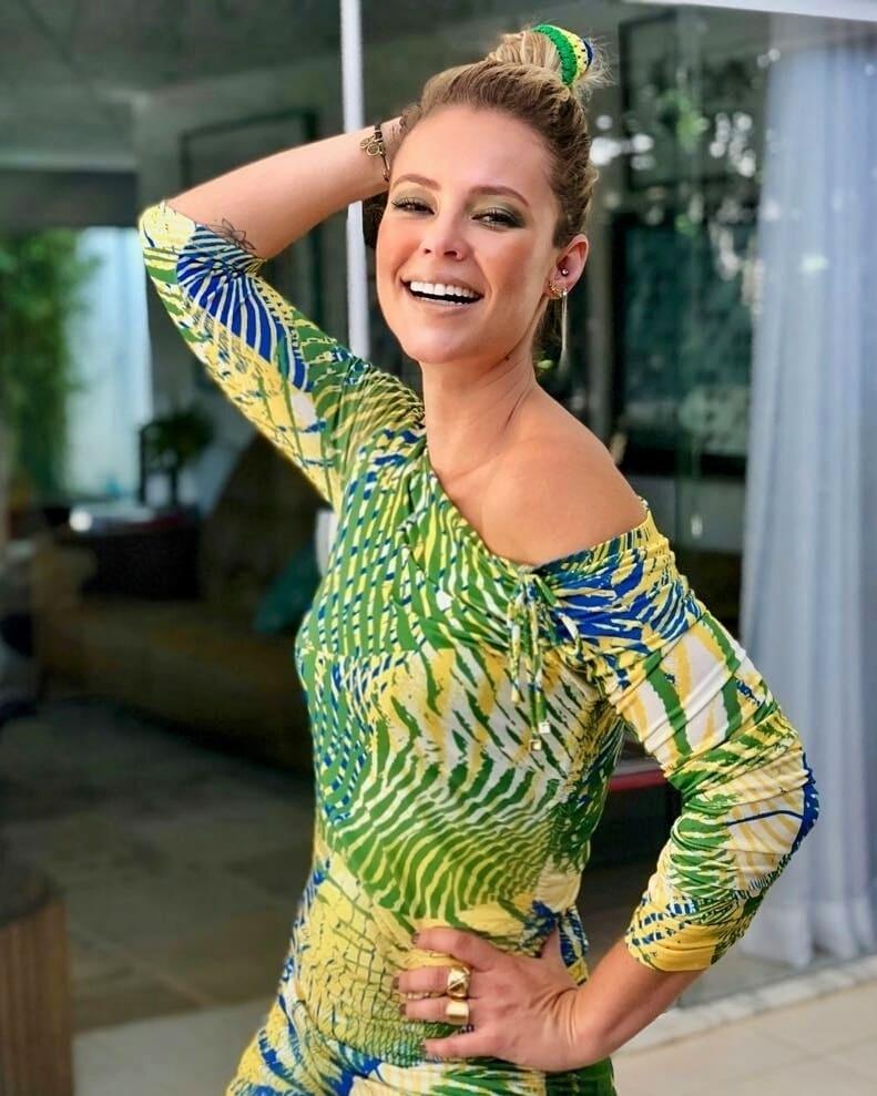 "- Amiga, estou nervosa com esse jogo o que eu faço? - Aja naturalmente", brincou Paolla Oliveira na legenda da foto no Instagram ao posar de verde e amarelo - Reprodução/Instagram