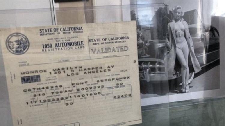 Registro de veículo no nome de Marilyn Monroe também está em exposição no museu Paley Center for Media - Reprodução/BBC - Reprodução/BBC