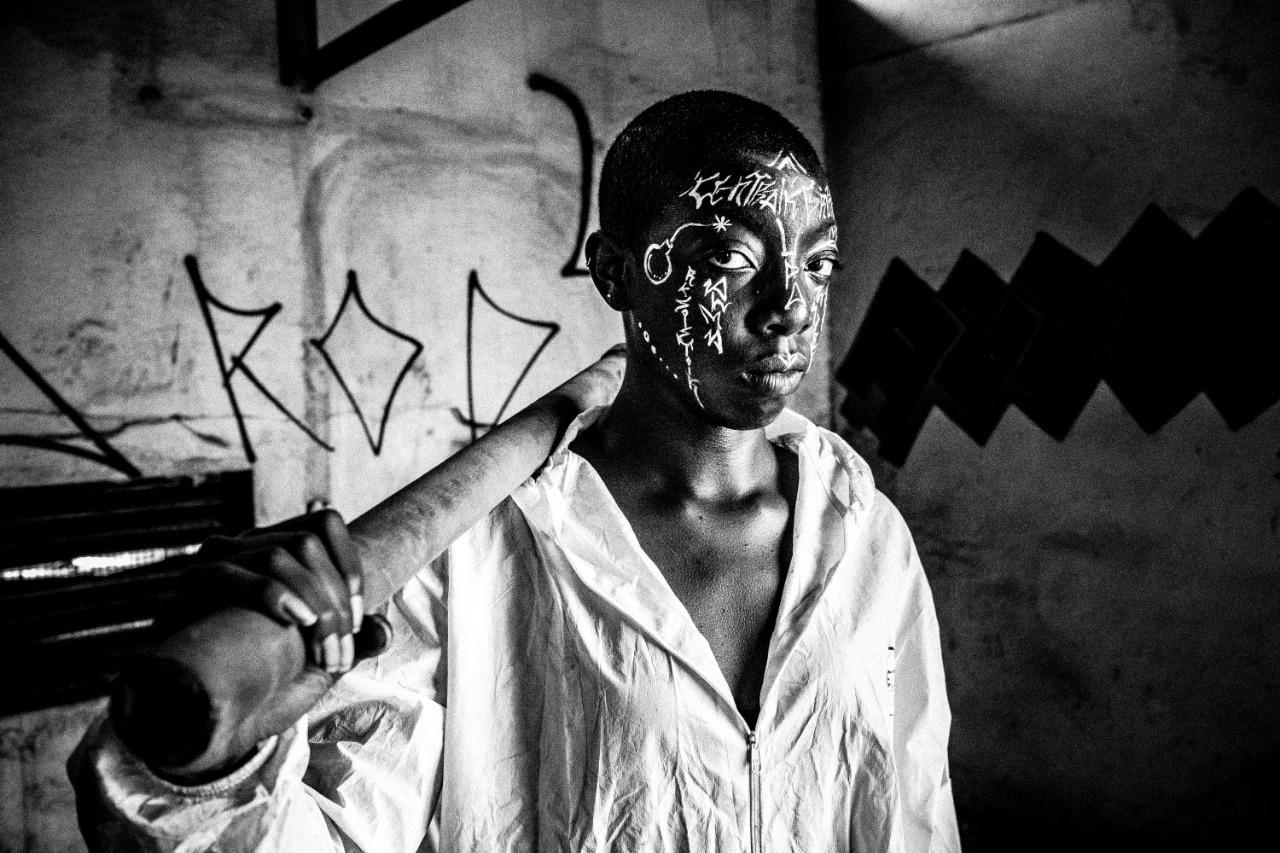 Cena do videoclipe "Matei o Presidente 2" de Gabriel O Pensador com Chemical Surf e DJ Meme - Diuvulgação