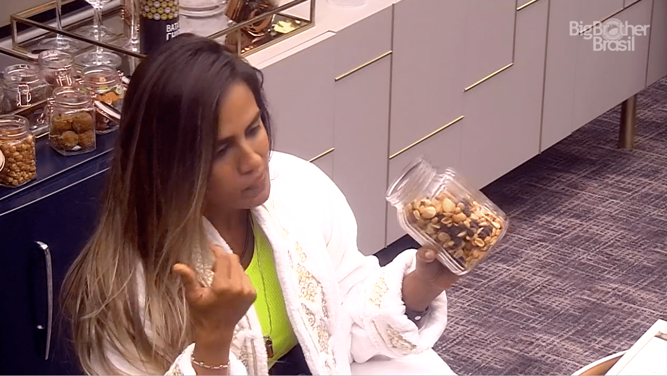 Carolina pensa em seu voto para o próximo paredão - Reprodução/GloboPlay