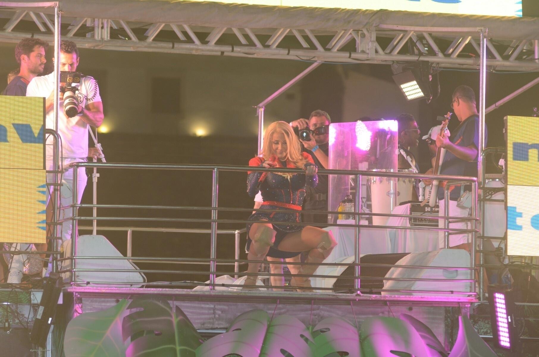 Vestida de Capitã Marvel, Claudia Leitte se apresenta no primeiro dia de Carnaval em Salvador - Webert Belicio/AgNews