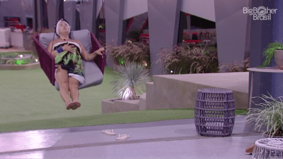 Tereza canta sozinha no balanço do jardim - Reprodução/GloboPlay