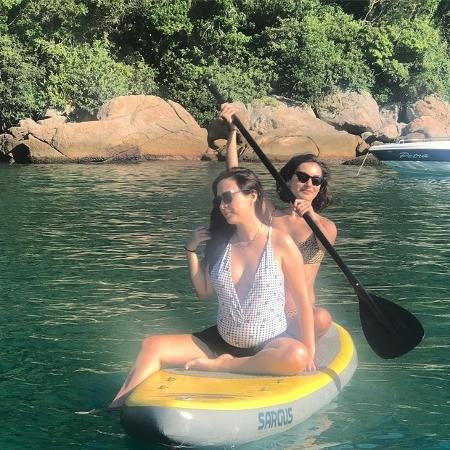 Tata passeia com Marina Moschen pelo mar de uma das ilhas de Angra dos Reis  - Reprodução/Instagram/@tatawerneck - Reprodução/Instagram/@tatawerneck