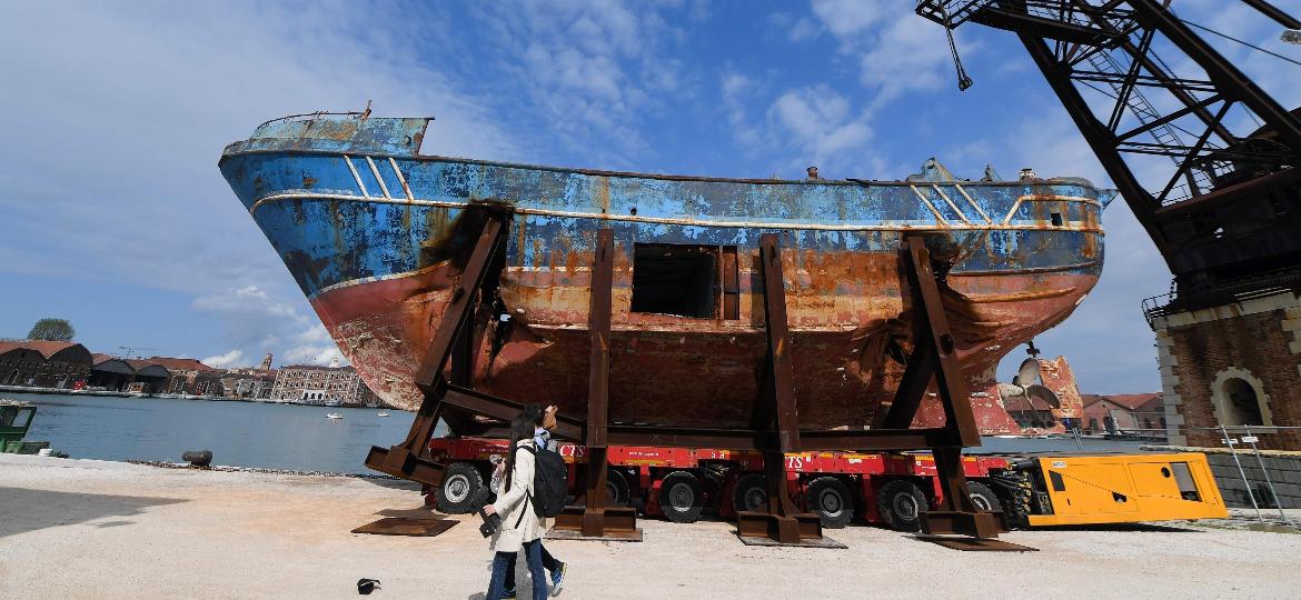 Barco que naufragou com imigrantes em 2015 vira obra em Veneza - Tiziana Fabi/AFP