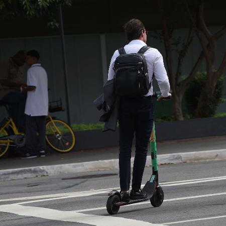 Usuário de patinete elétrico é visto transitando na avenida Faria Lima, em São Paulo  - Renato S. Cerqueira/Futura Press/Estadão Conteúdo