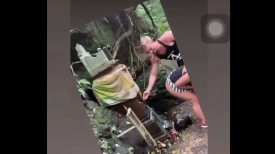 Casal cria polêmica ao usar água de templo de forma "inapropriada" - Reprodução