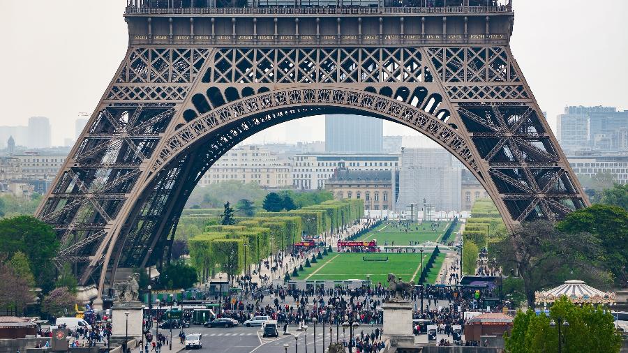 Vista para o primeiro andar para a Torre Eiffel, em Paris, na França - iStock