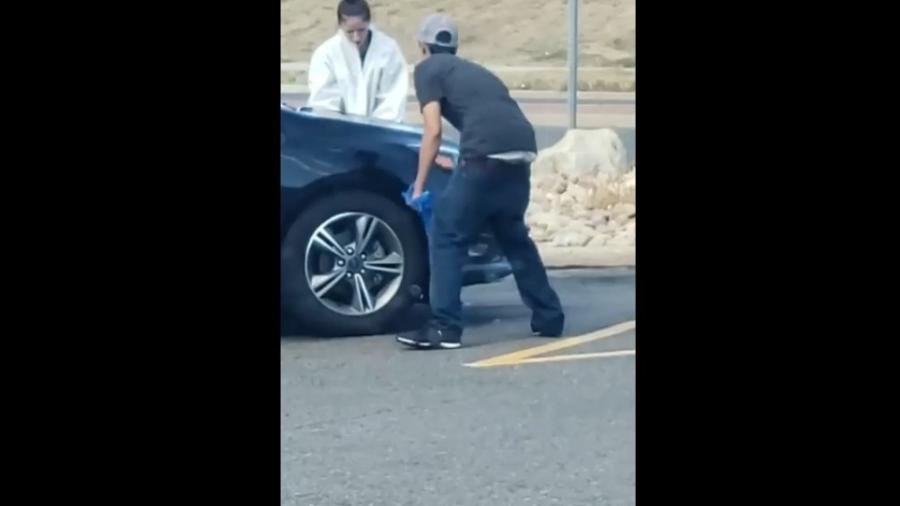 Jovens pintam Ford Focus com spray em estacionamento nos EUA; carro era roubado - Reprodução