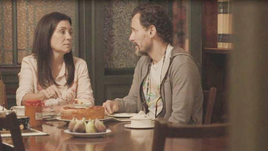 Thelma (Adriana Esteves) e Durval (Enrique Diaz) em cena de Amor de Mãe - REPRODUÇÃO/REDE GLOBO