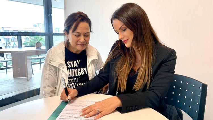 Carol Dias assina contrato com a Editora Gente para lançamento de livro sobre finanças - -