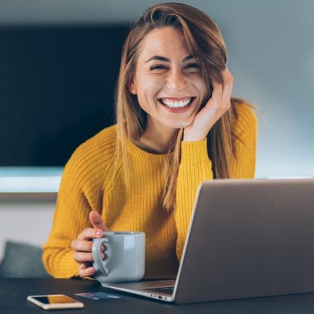 Felicidade traz energia no ambiente de trabalho - iStock